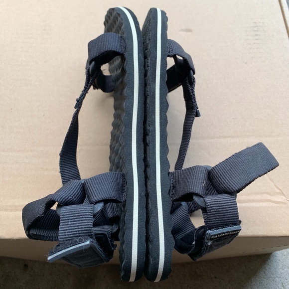 North Face womens size 7 or mens size 5 - Picture 4 of 6